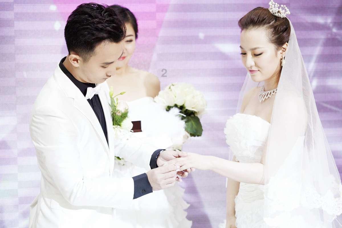 习近平会见安提瓜和巴布达总理布朗